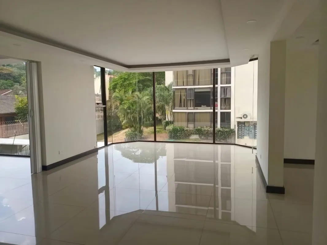 Se vende espectacular apartamento en Bello Horizonte de Escazú, uno de los sectores más exclusivos y mejor ubicados del oeste de San José. Construcción año 2025, ...