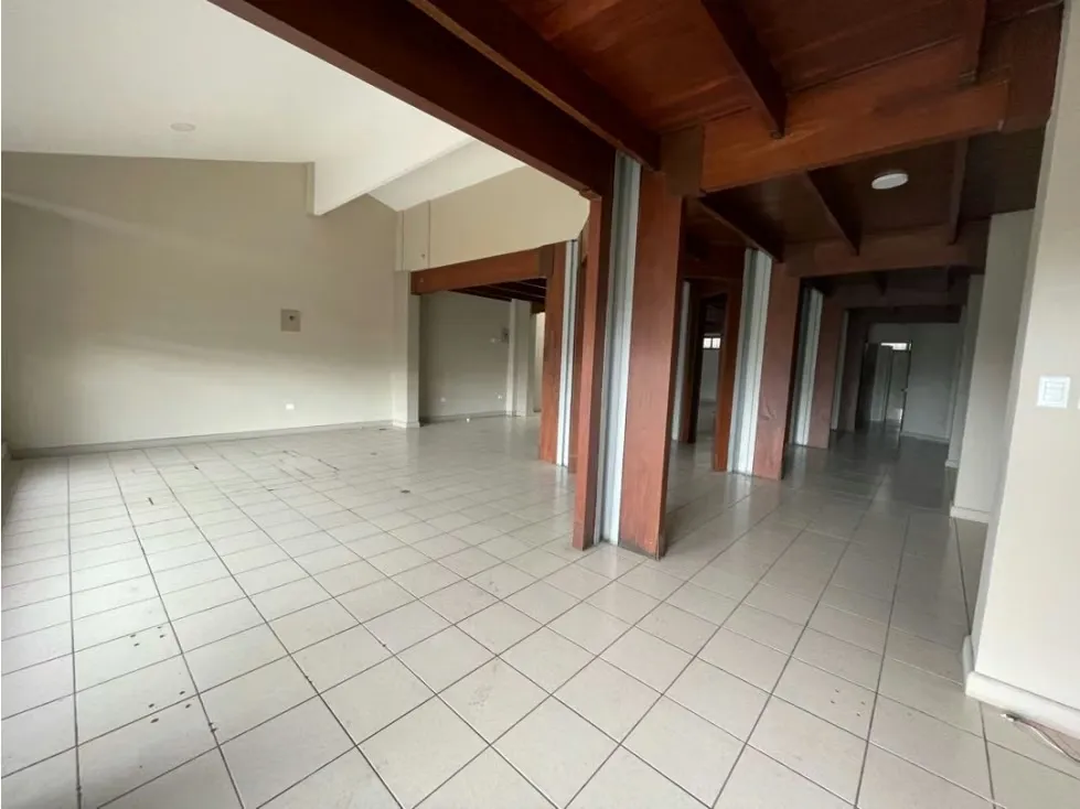 Se vende local comercial en San Pedro, excelente exposicion, de una sola planta y prevista para hasta 3 pisos. Ideal Para Restaurant, Soda, tienda de ropa, ...