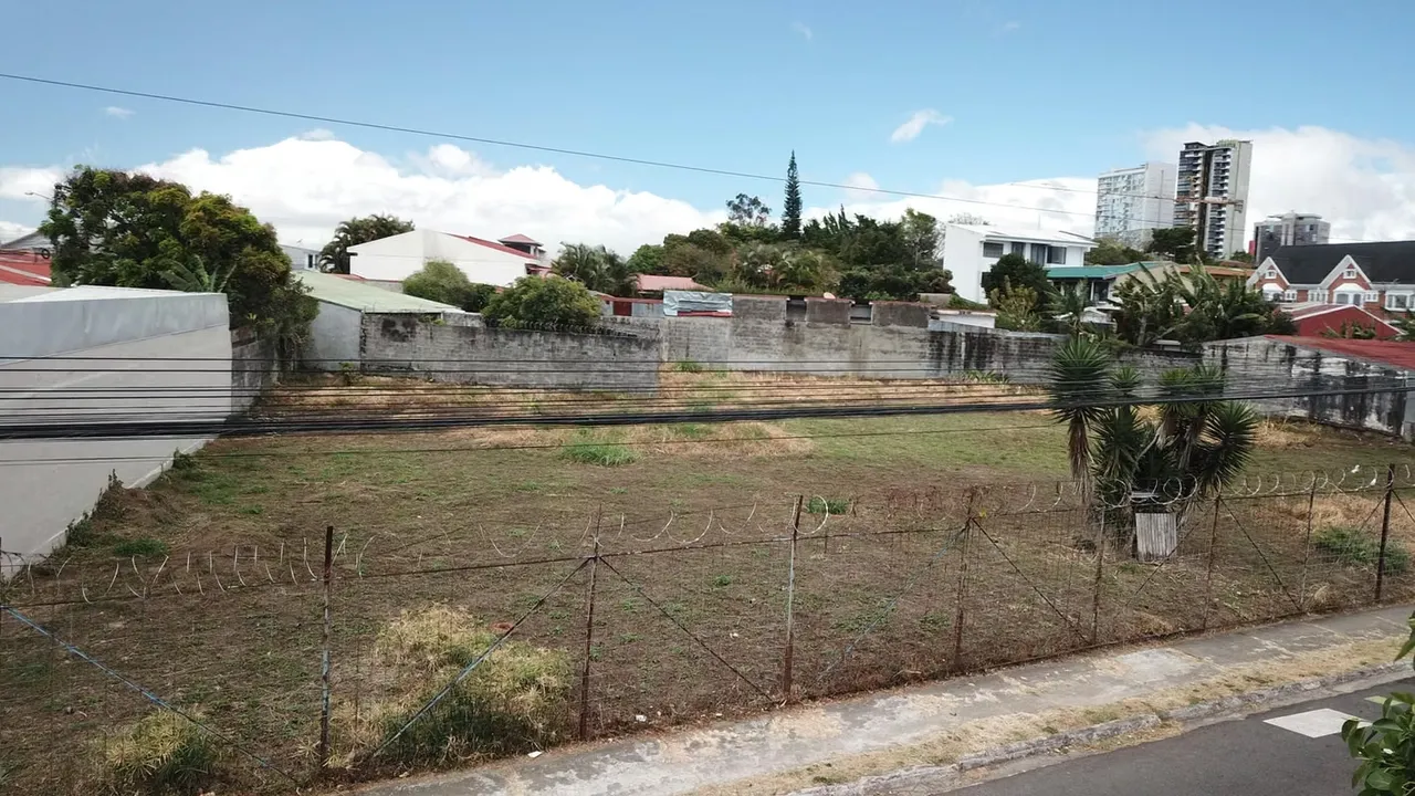 Terreno totalmente plano de 2,134 m², con uso de suelo mixto y un potencial de inversión excepcional. Ubicado en la prestigiosa ...