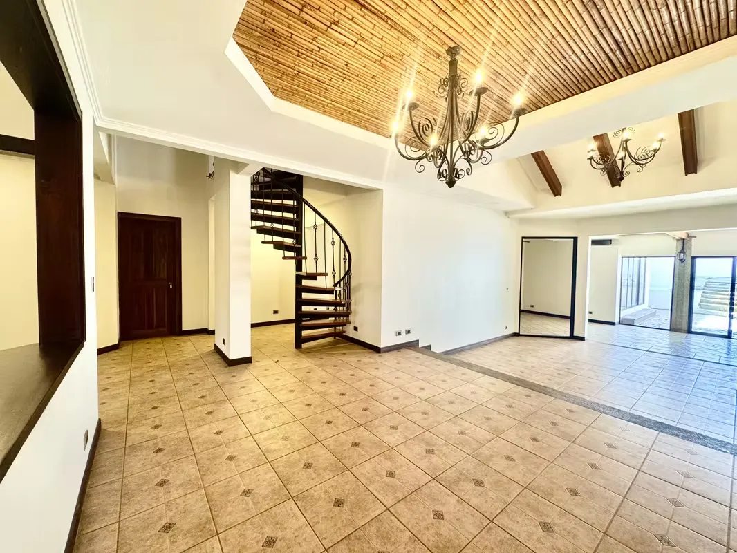 ALQUILER DE GRAN CASA FAMILIAR EN GUACHIPELIN DE ESCAZÚ $2700