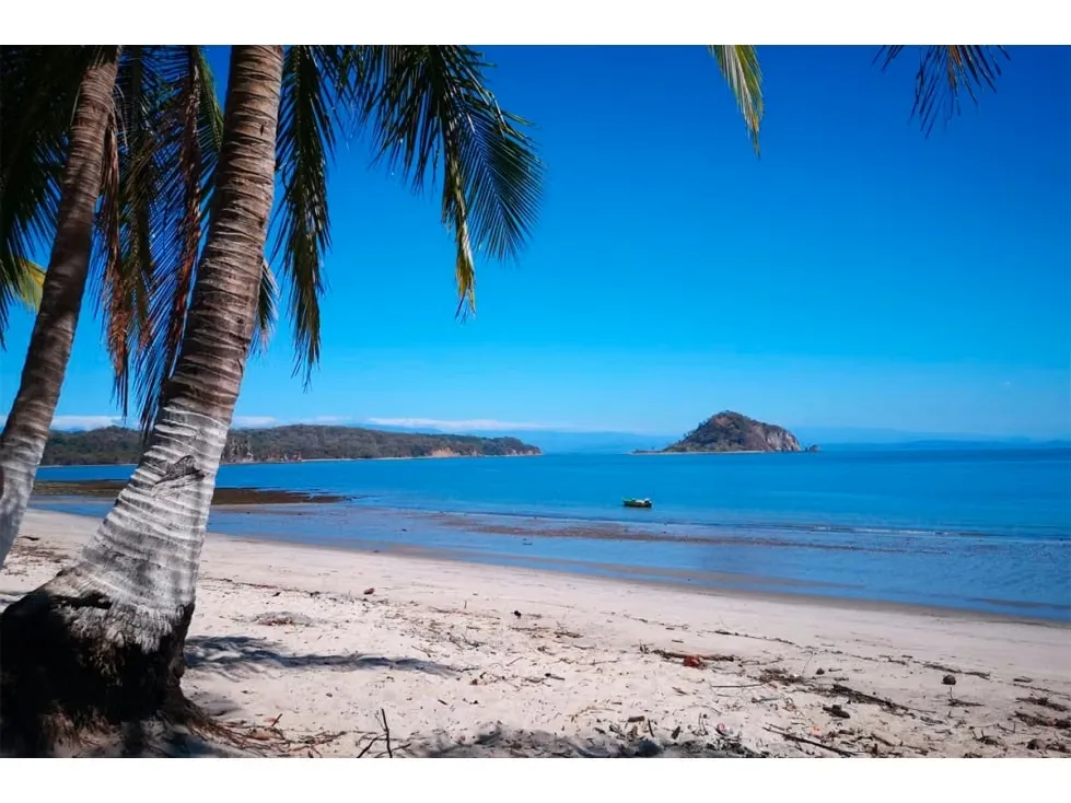 1,000 m² Beachfront Lot for Sale in Playa Naranjo