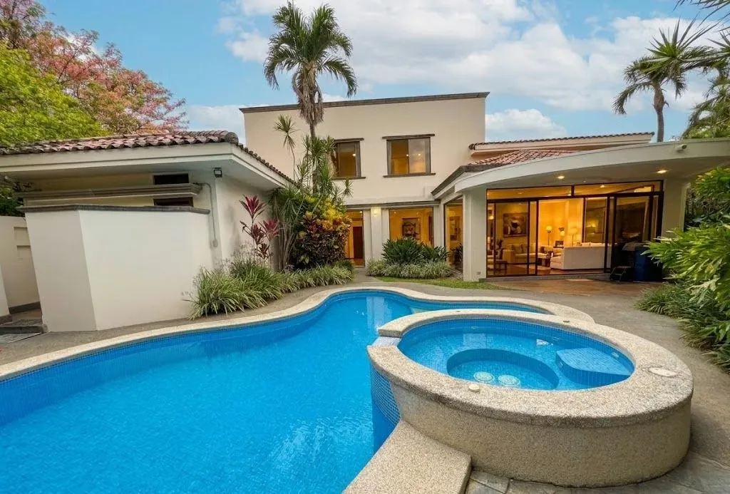 Impressive residence located in one of the most exclusive condominiums in Lindora, featuring spacious interiors, excellent ...