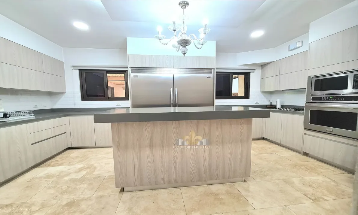 Glamorosa casa en alquiler totalmente amueblada y equipada, en unos de los mas exclusivos condominios de alta plusvalia de la zona de altos de las palomas, Santa Ana.