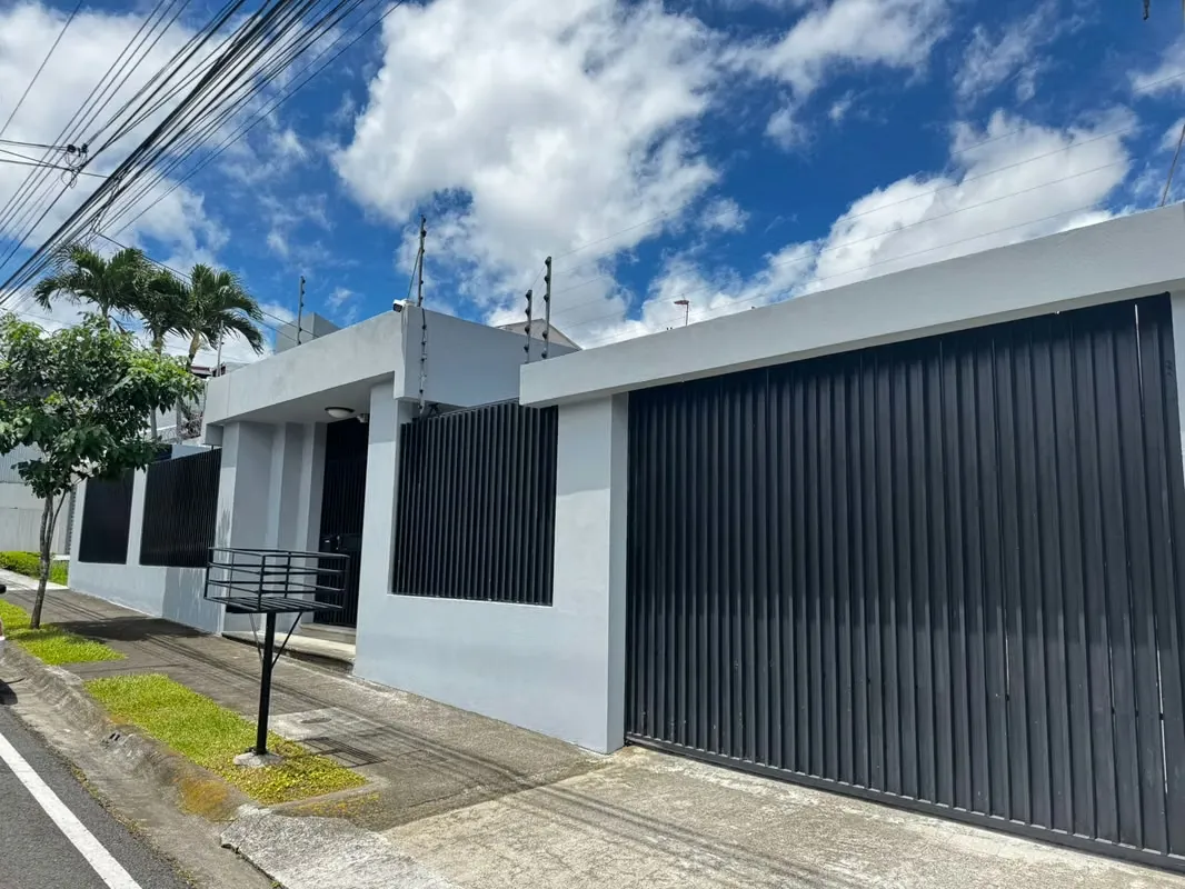Independent house located in Trejos Montealegre, one of the most sought-after areas in Escazú, with an excellent ...