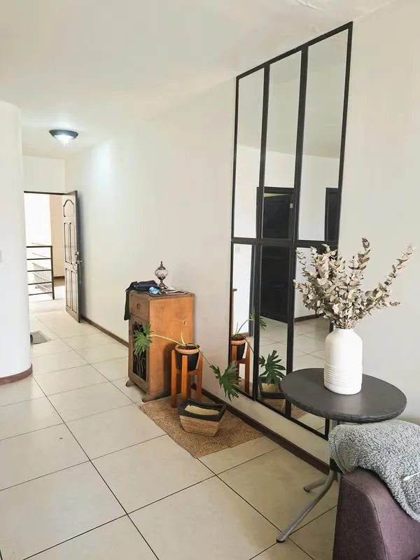 En tercer piso, hay elevador, cuenta con 87 m² + 1 parqueo, 2 habitaciones, la principal con baño propio y balcón, 2 baños completos, ...