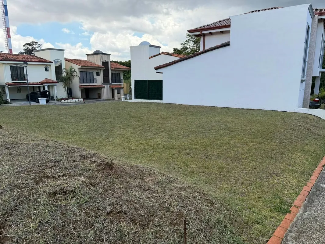 It is sold a lot in condo in Santo Domingo de Heredia, residential area, very quiet and safe. Fully flat, ready to build, free of notes and gravels.