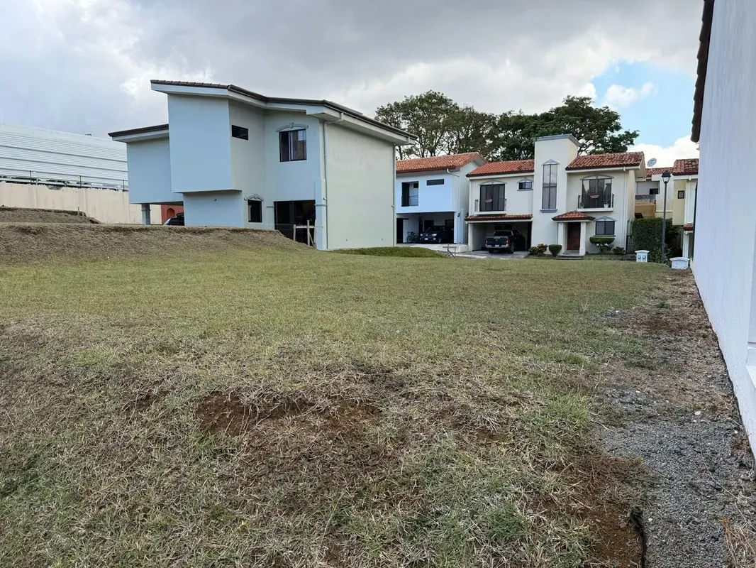 It is sold a lot in condo in Santo Domingo de Heredia, residential area, very quiet and safe. Fully flat, ready to build, free of notes and gravels. — photo 2