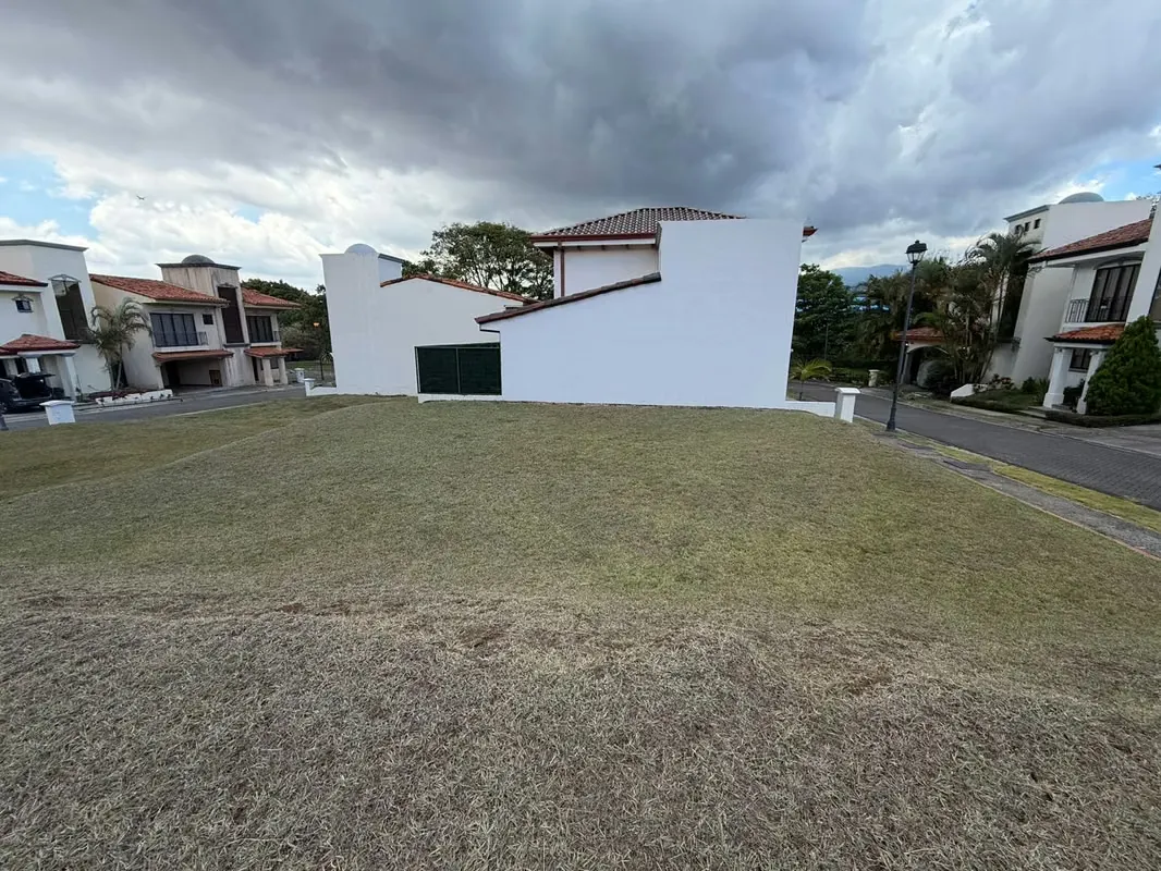 It is sold a lot in condo in Santo Domingo de Heredia, residential area, very quiet and safe. Fully flat, ready to build, free of notes and gravels. — photo 3