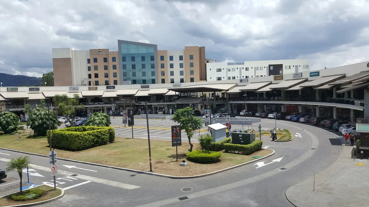 Ubicados en uno de los centros comerciales más exclusivos y de mayor dinamismo en la zona este de San José, frente a Walmart de Curridabat, con excelente conectividad y alto flujo ...
