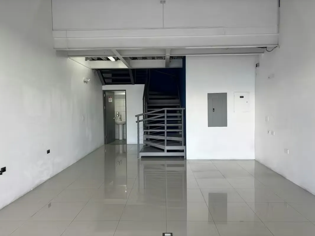 Excelente oportunidad de establecer su negocio en una hermosa plaza de destino, estratégicamente ubicada sobre calle principal en ...