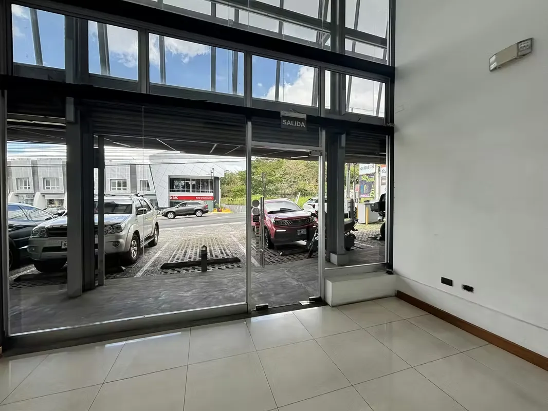 Excelente oportunidad de establecer su negocio en una hermosa plaza de destino, estratégicamente ubicada sobre calle principal en ... — photo 4