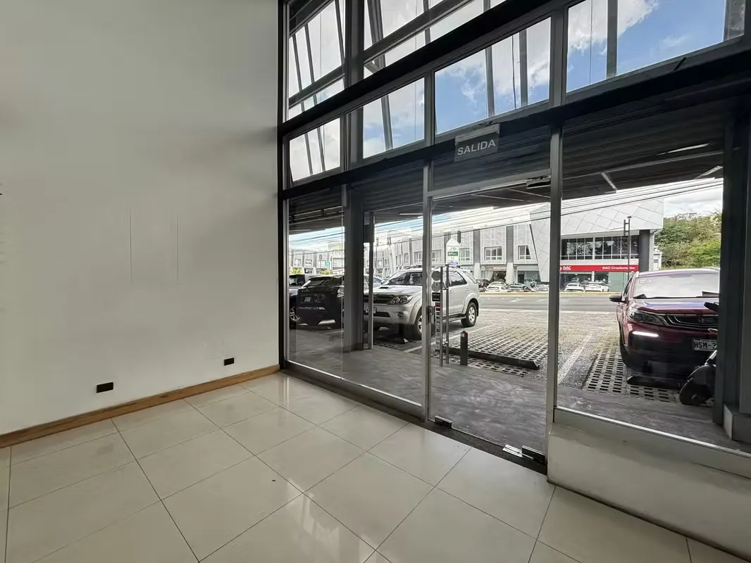 Excelente oportunidad de establecer su negocio en una hermosa plaza de destino, estratégicamente ubicada sobre calle principal en ... — photo 5