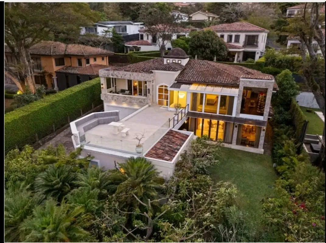 Descubre el lujo y confort en esta impresionante residencia recientemente remodelada, ubicada en el condominio más exclusivo y ...