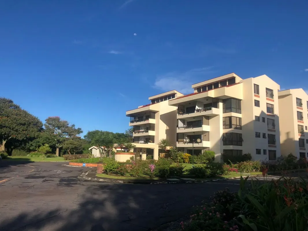 Ground-floor apartment with beautiful garden views, located in "Condominio Jardines de Santo Tomás", next to Hotel Bougainvillea.