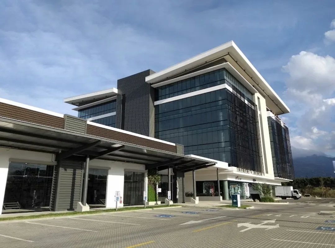 MA Asesorias alquila hermoso y amplio local con Aire Acondicionado central en el exitoso proyecto Parque Empresarial Lindora, sobre la Calle de Lindora, Santa Ana, San José