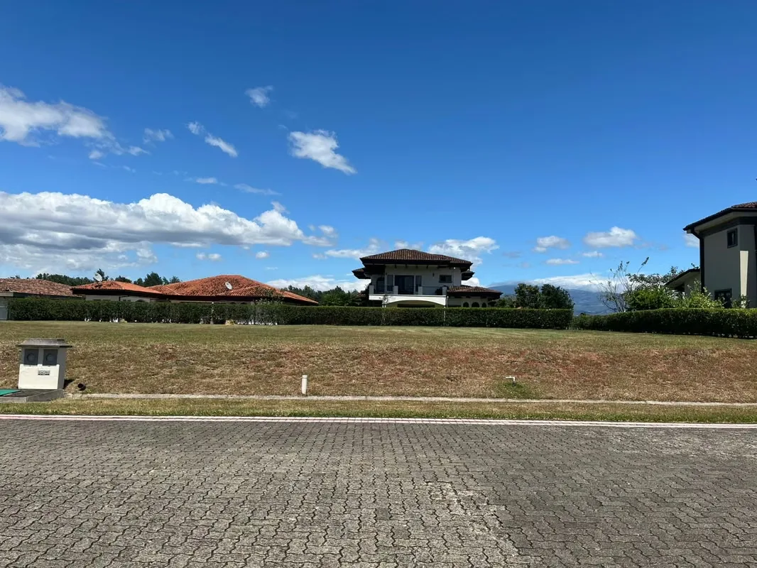 Spacious Lot for Sale in an Exclusive Condominium – Ideal for Building, photo 3