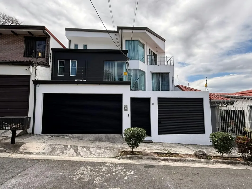 HOUSE FOR SALE IN SANTA ANA