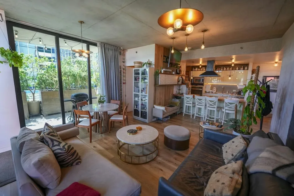 Apartamento esquinero con espaciosa terraza ubicado en el Condominio Escazú Village, el mismo cuenta con 72m2 habitables, 74m2 de terraza y un espacio de parqueo en sótano de 14m2, el ...
