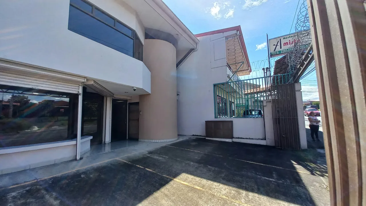 Potencie su negocio en un local estratégicamente ubicado, diseñado para atraer clientes desde el primer día. Situado frente a calle pública de alto tránsito vehicular y peatonal, ... — photo 4