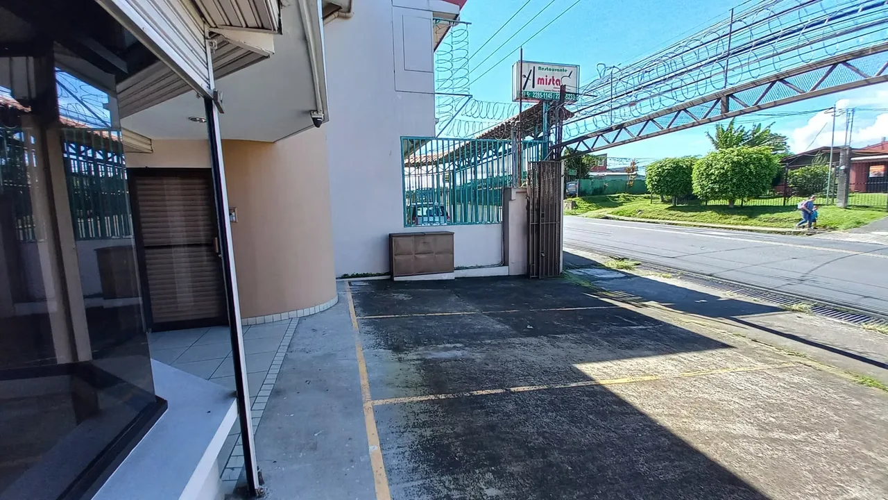 Potencie su negocio en un local estratégicamente ubicado, diseñado para atraer clientes desde el primer día. Situado frente a calle pública de alto tránsito vehicular y peatonal, ... — photo 5