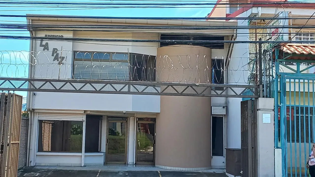 Potencie su negocio en un local estratégicamente ubicado, diseñado para atraer clientes desde el primer día. Situado frente a calle pública de alto tránsito vehicular y peatonal, ... — photo 3