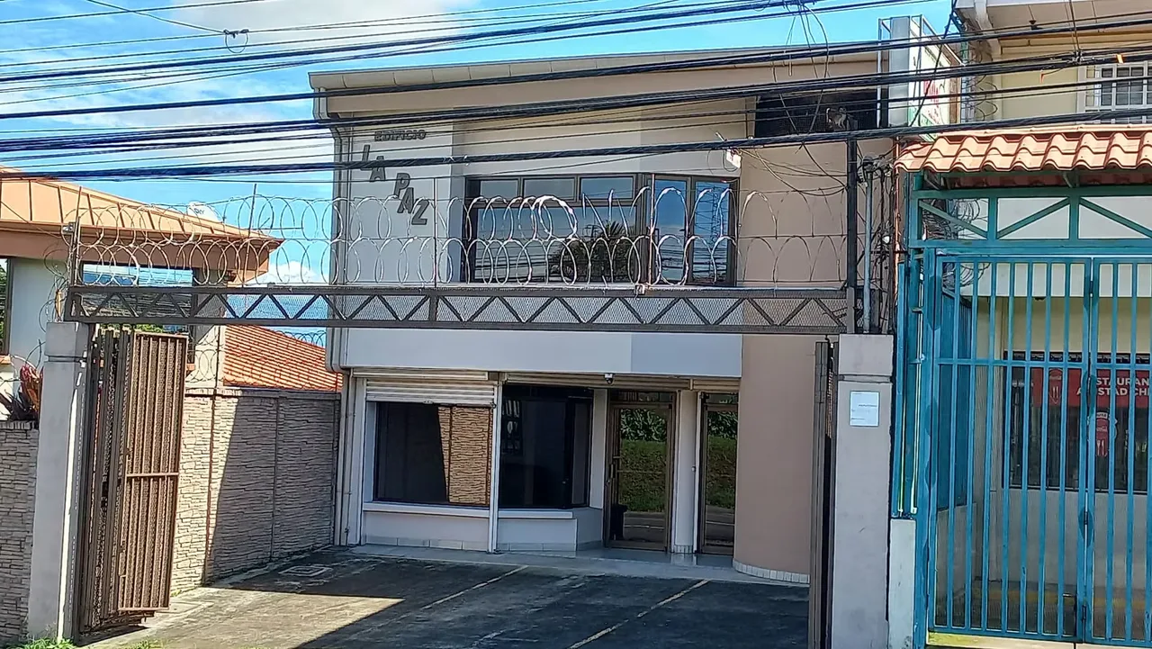 Potencie su negocio en un local estratégicamente ubicado, diseñado para atraer clientes desde el primer día. Situado frente a calle pública de alto tránsito vehicular y peatonal, ... — photo 4