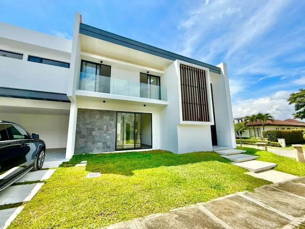 HOUSE FOR SALE IN CONDOMINIUM, RIO ORO SANTA ANA*