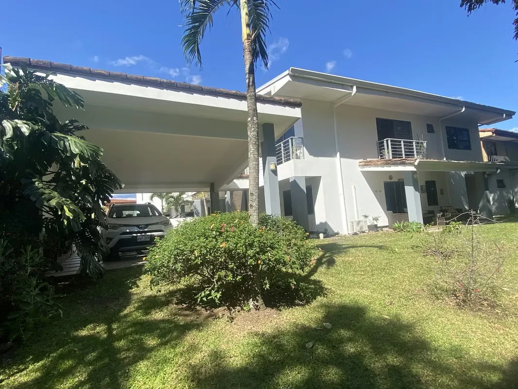 Furnished 4 bedroom home for rent in Santa Ana main bedroom in first floor