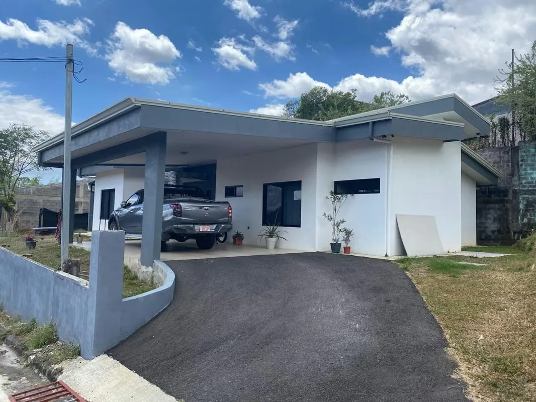 House for sale very close to the center of San Pedro de Poás, Alajuela Province, on Lolo Rojas Street, 100 meters south and 150 meters west of the Poás Cemetery. This single-story ...