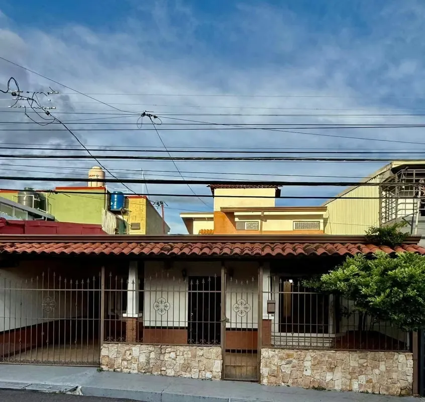 FOR INVESTMENT!!! I SELL Spacious Two-Level House, 4 bedrooms in Llorente de Flores, Heredia