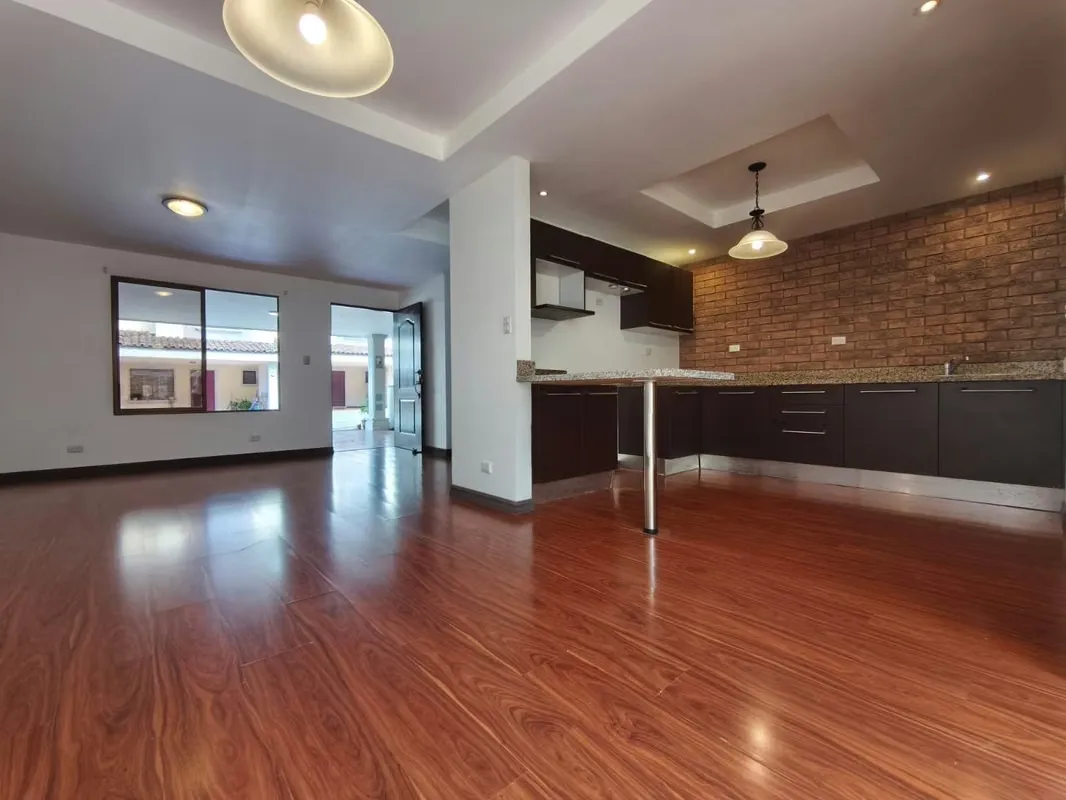 Esta casa se ubica en Condominio Hacienda Sacramento en Concepción de Tres Rios. Un condominio con tapia perimetral, acceso controlado, calles adoquinadas, servicio de seguridad las ...