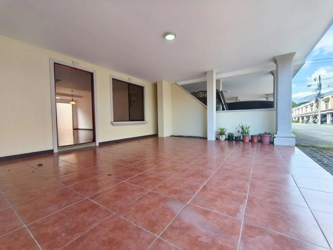Esta casa se ubica en Condominio Hacienda Sacramento en Concepción de Tres Rios. Un condominio con tapia perimetral, acceso controlado, calles adoquinadas, servicio de seguridad las ... — photo 3