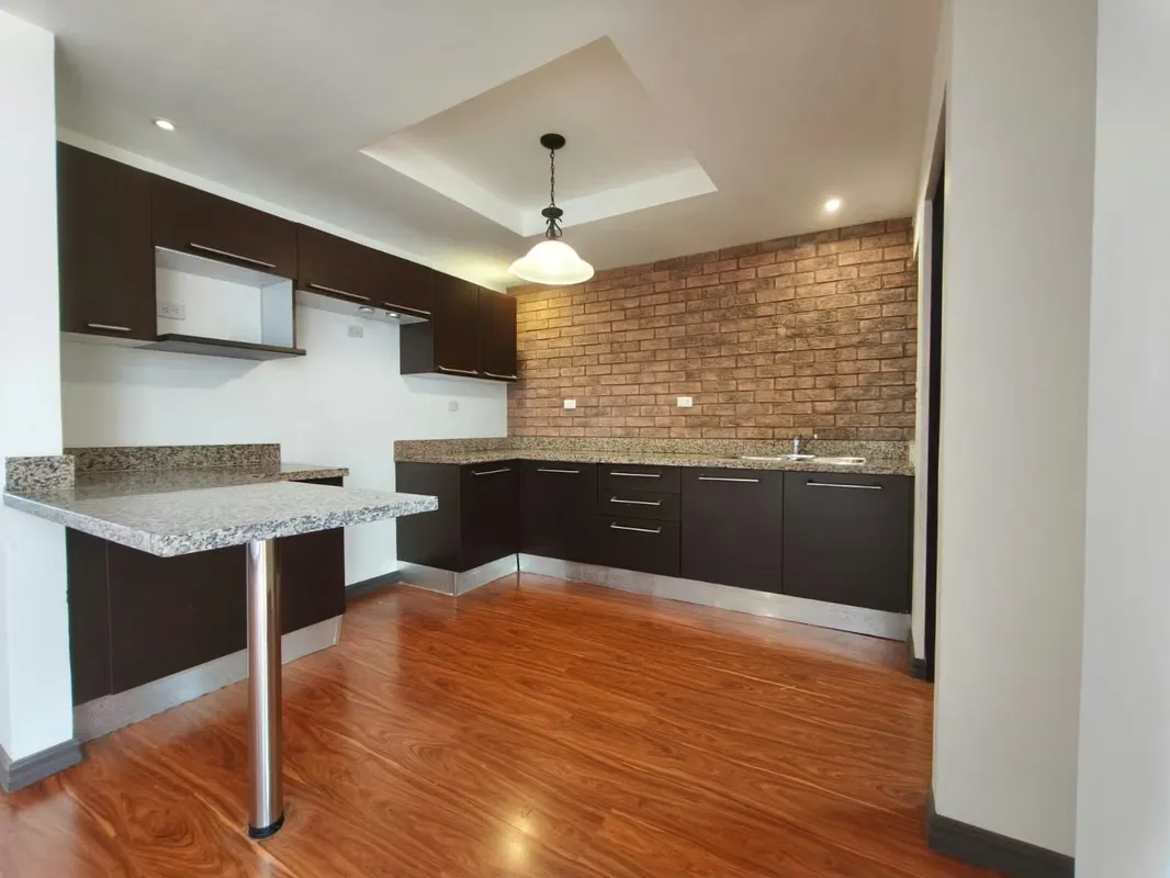 Esta casa se ubica en Condominio Hacienda Sacramento en Concepción de Tres Rios. Un condominio con tapia perimetral, acceso controlado, calles adoquinadas, servicio de seguridad las ... — photo 4