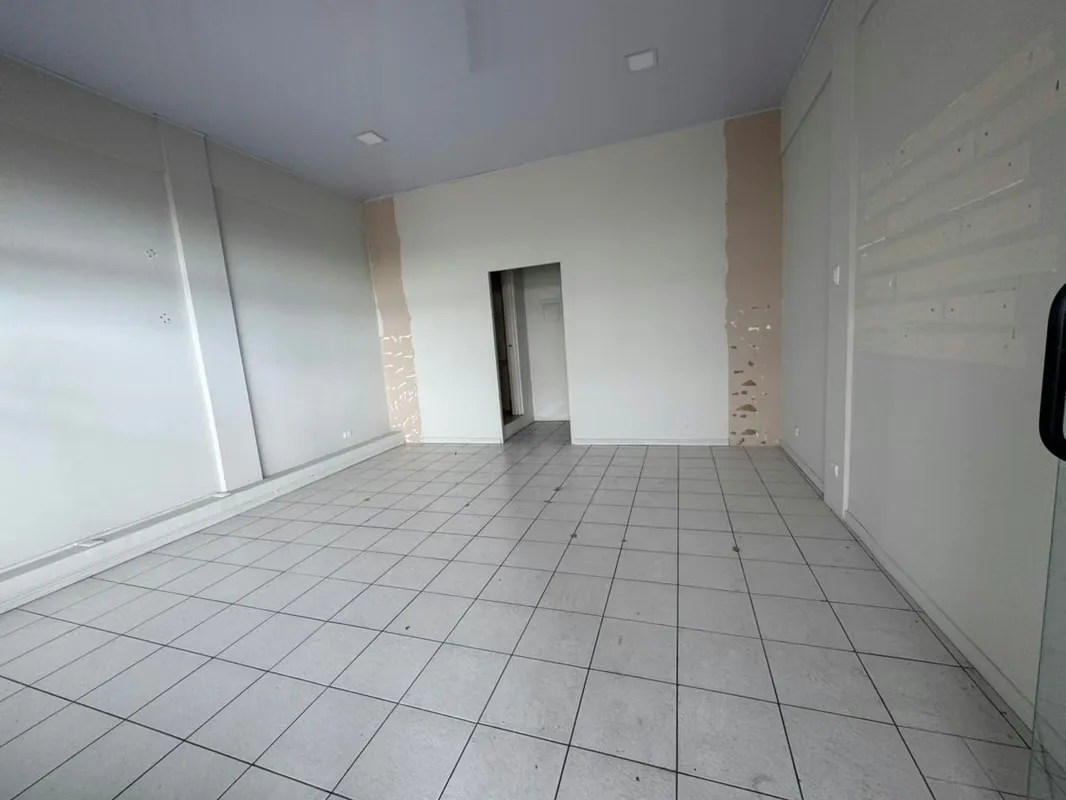 Si buscas un espacio, seguro, cómodo, y en las cercanías de ciudad para montar tu negocio este es el ideal.