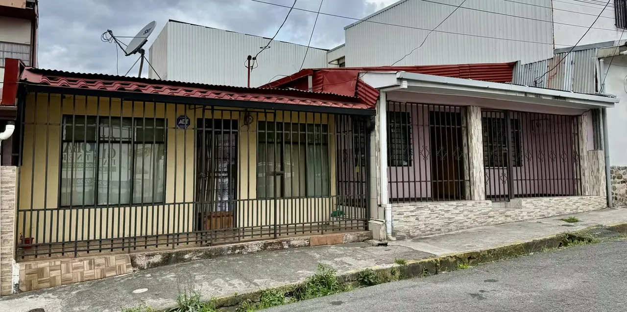 Single-story property featuring both a main house and an independent apartment, strategically located on the central avenue of Desamparados. Zoned for ...
