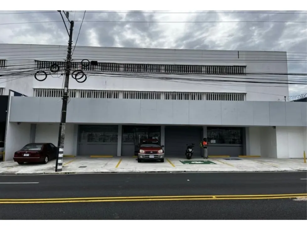 SE ALQUILA AMPLIO LOCAL COMERCIAL UBICADO EN MORAVIA, SAN JOSÉ, 1 KILOMETRO AL SUR DE LINCOLN PLAZA, MENSUALIDAD 3.960 DÓLARES