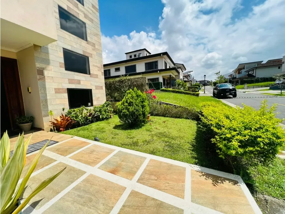 VENTA DE HERMOSA CASA, FRANCOSTA, BARREAL, HEREDIA (SM)