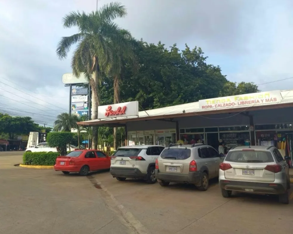 Excelente oportunidad de establecer su negocio en una de las zonas más dinámicas y turísticas de Playa Tamarindo. Ubicado dentro de un ... — photo 3