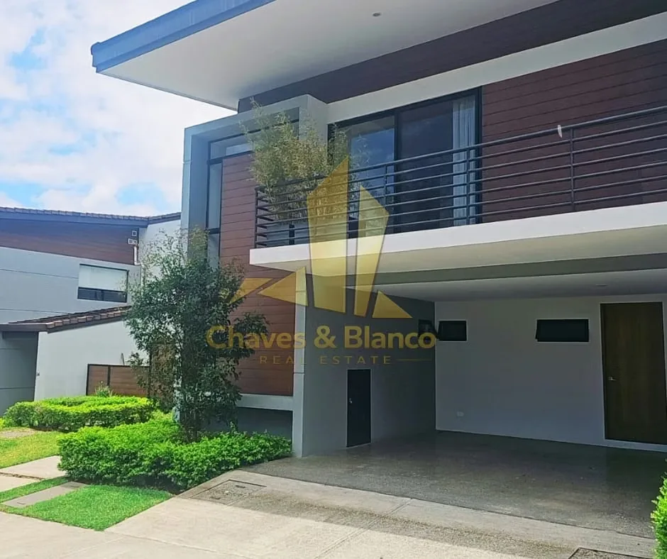Venta de Casa de dos plantas en Condominio en Escazú!
