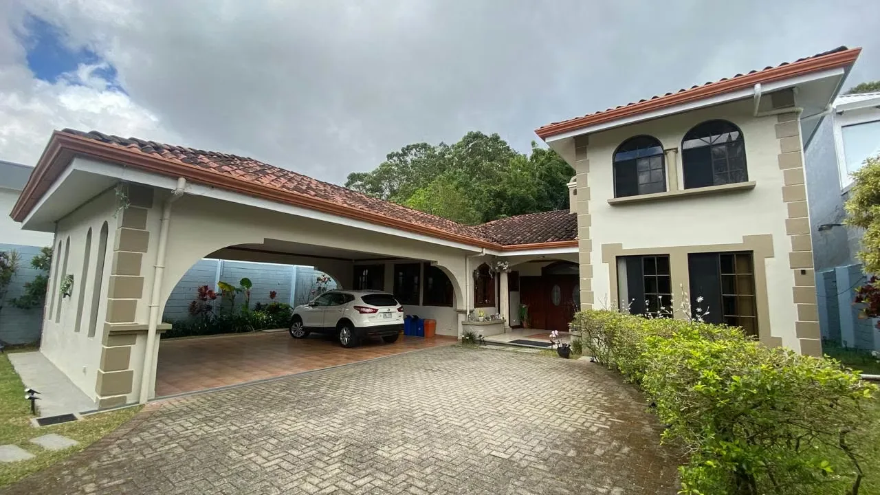 Se vende espectacular residencia en el prestigioso Residencial Altamonte, en Curridabat, una de las zonas más exclusivas y cotizadas del este de San José. Ubicada en un amplio lote de ...