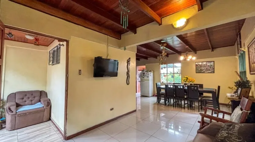 Investment Property for Sale with Prime Location and Mixed-Use Zoning — photo 4