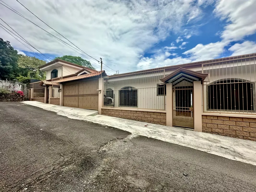 Venta Casa en Barrio San Jose, Alajuela #26-1800