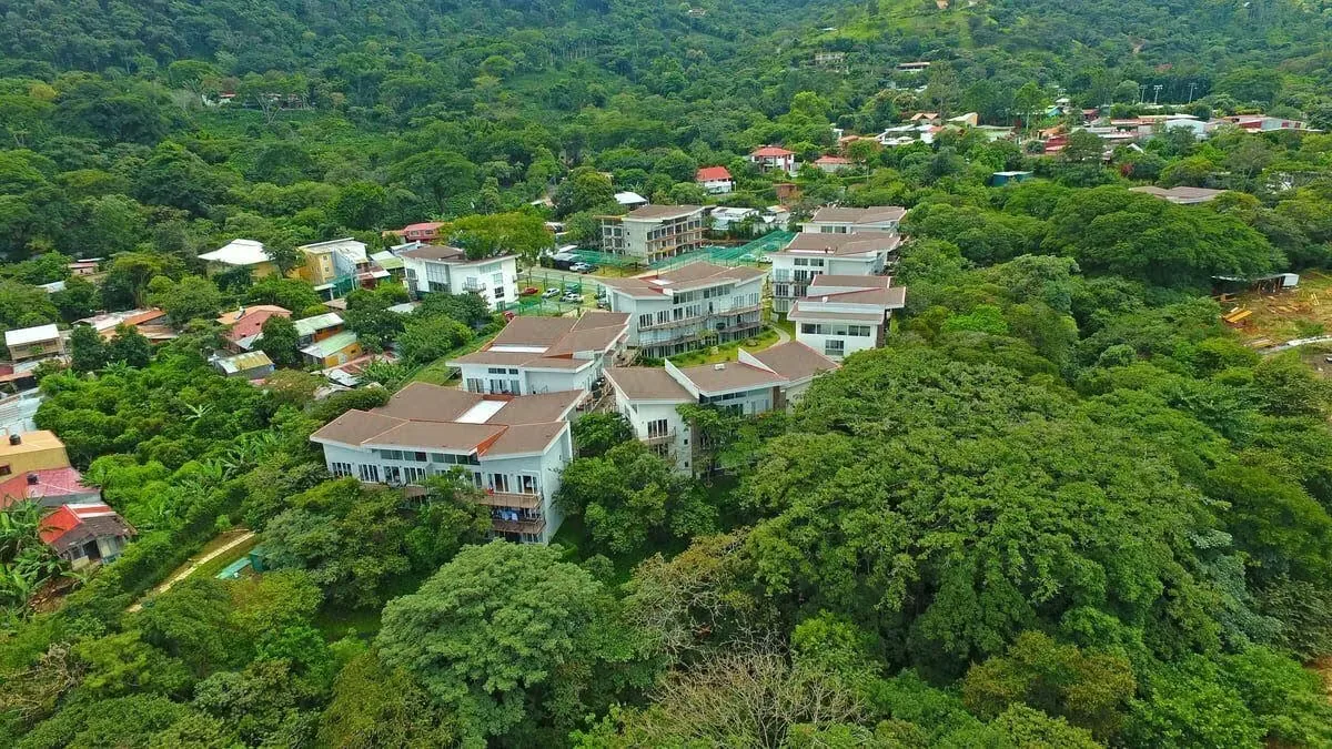 Excelente oportunidad de inversión, apartamento muy bien alquilado, esquinero, amplio y en mejor ubicación. Envuelto en la paz que regala el entorno, rodeado de arboles, con terraza y ...