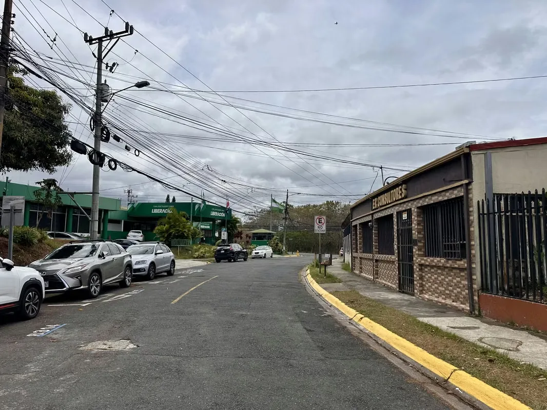 Office for rent in Sabana Oeste within a professional and strategic environment, ideal for entrepreneurs, consultants, or small teams seeking convenience and efficiency in ... — photo 2