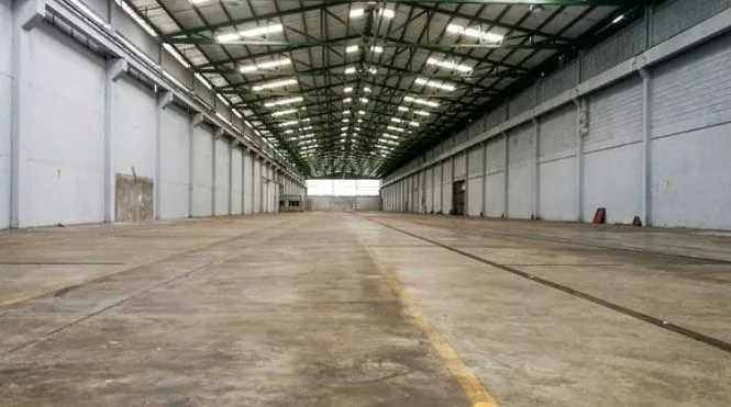 This large-scale industrial warehouse in Pavas offers ideal conditions for companies requiring logistical ...