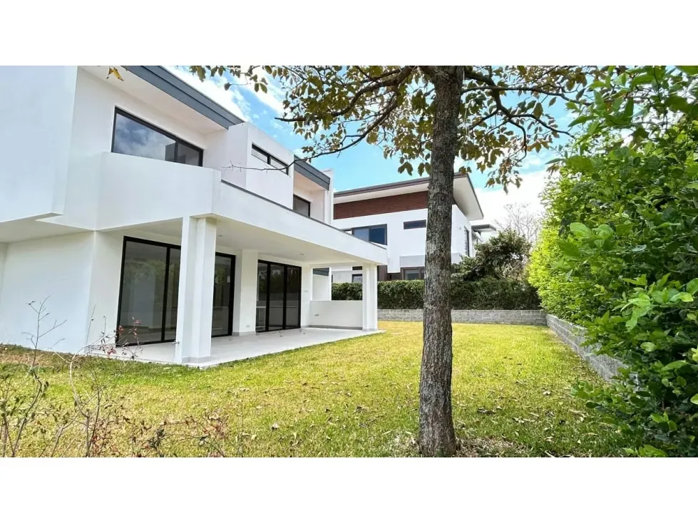 Santa Ana | Sofisticada casa de lujo a estrenar de 400 m² en venta.