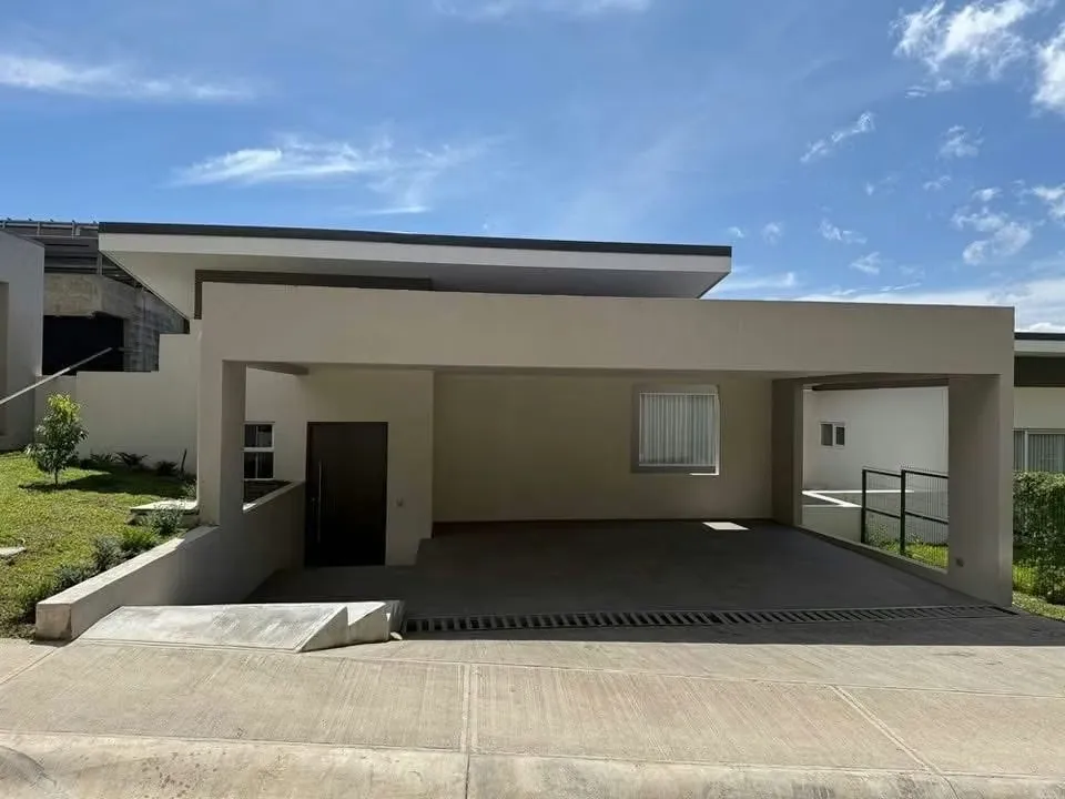 Se Vende Hermosa Casa en Condominio Exclusivo en Guachipelín, Escazú.