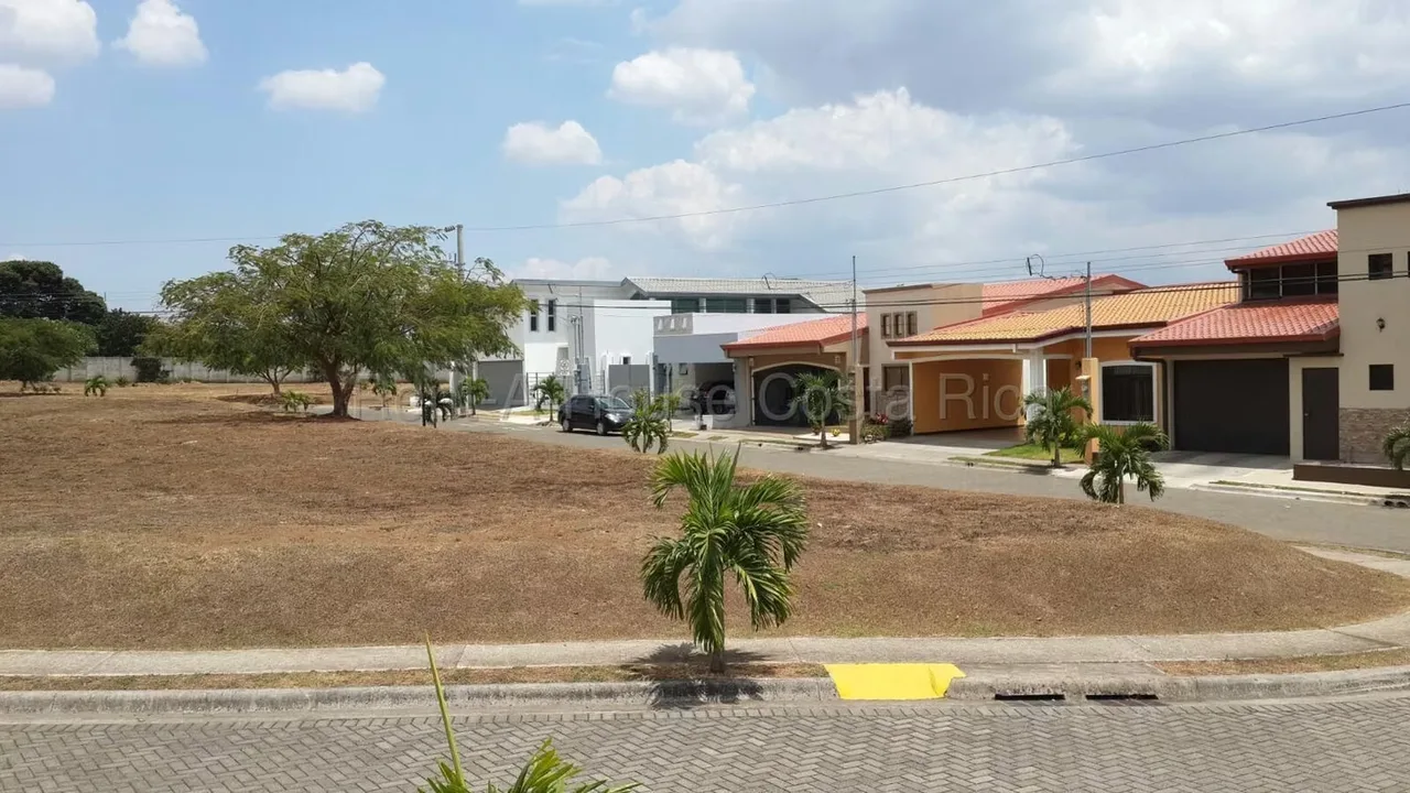 Ubicado en el prestigioso condominio Lomas del Bosque en Grecia, Alajuela, este lote ...