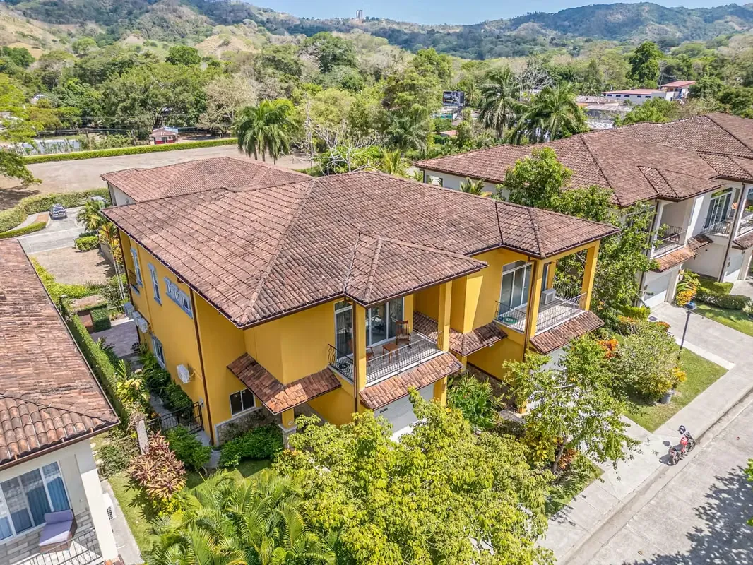 3BR townhouse con piscina privada en Herradura Las Lomas