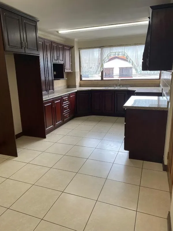Se vende precioso apartamento en Curridabat, en Condominio. De 2 habitaciones, 1 baño y 2 espacios de carros. Tiene 100 mts aproximadamente. Tiene sala, comedor enormes, cocina y ...